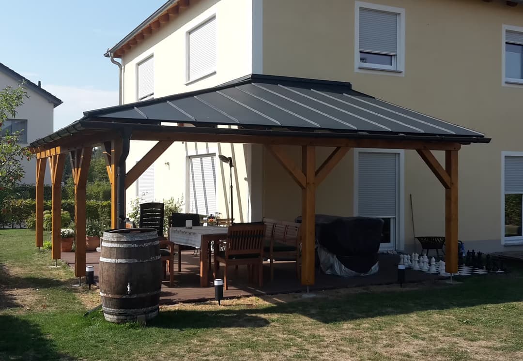 Genießen Sie Ihre Terrasse bei jedem Wetter mit unseren Überdachungen.
